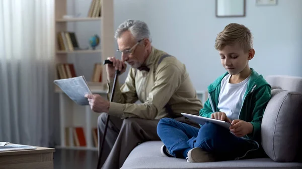 Avô Lendo Imprensa Menino Usando Tablet Gerações Progresso Tecnológico — Fotografia de Stock
