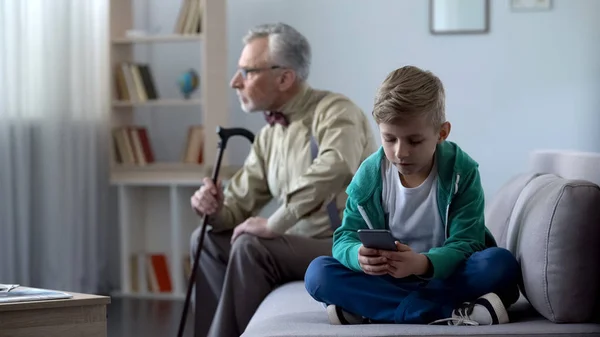 Niño Usando Teléfono Móvil Abuelo Molesto Sentado Lado Concepto Adicción —  Fotos de Stock