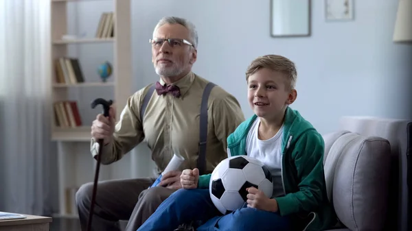 Abuelo Nieto Viendo Fútbol Juntos Animando Equipo Favorito —  Fotos de Stock