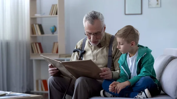 Old Man Reading Book Grandson Giving Experience Younger Generation — Stock Photo, Image