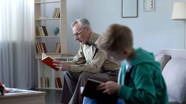 Niño Abuelo Leyendo Libros Concepto Educación Disponible Cualquier Edad —  Fotos de Stock