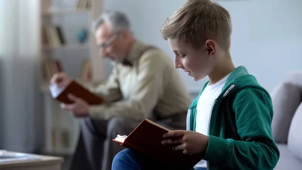 Niño Inteligente Anciano Leyendo Libros Educación Asequible Para Diferentes Edades —  Fotos de Stock