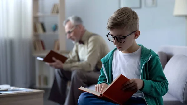 Έξυπνο Παιδί Γυαλιά Οράσεως Και Παλιά Άνθρωπος Ανάγνωση Βιβλίων Εκπαίδευση — Φωτογραφία Αρχείου