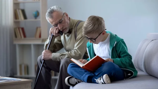 Junge Mit Brille Liest Buch Für Großvater Alter Mann Schläft — Stockfoto