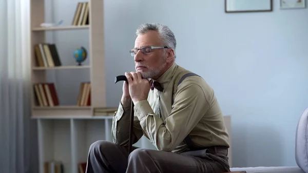 Aufgebrachter Alter Mann Lehnt Sich Gehstock Macht Mittagsschlaf Fühlt Sich — Stockfoto