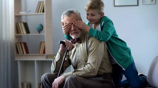 Ragazzo Che Gioca Chiude Gli Occhi Del Nonno Divertirsi Insieme — Foto Stock