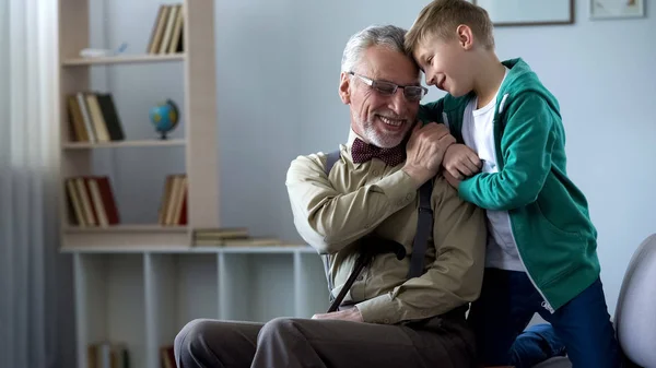 Ragazzino Che Abbraccia Vecchio Estremamente Felice Visitare Nonno Nei Fine — Foto Stock