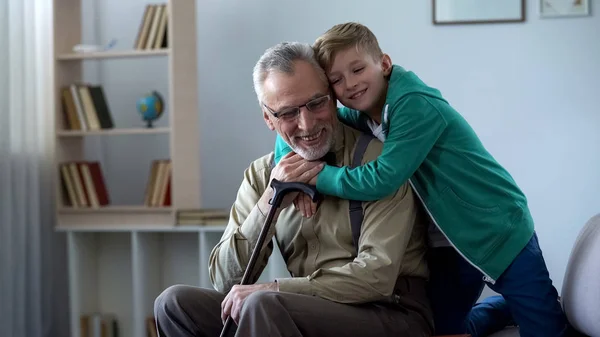 Junge Umarmt Zärtlich Großvater Familienliebe Respekt Für Ältere Generation — Stockfoto