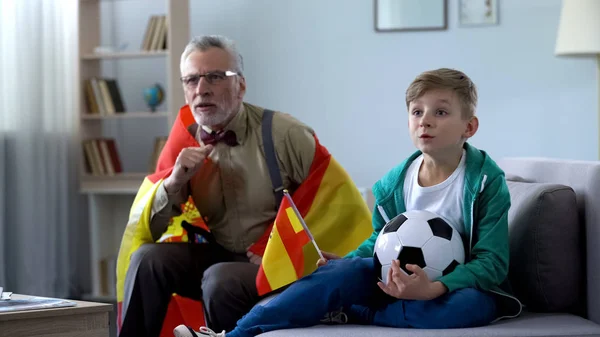 Oude Man Omwikkeld Spaanse Vlag Voetbal Kijken Met Jongen Zorgen — Stockfoto