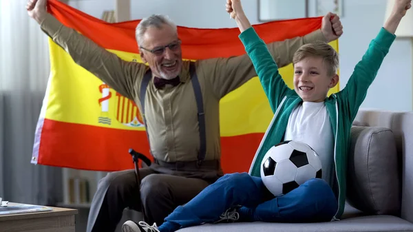 Morfar Viftande Spansk Flagg Tillsammans Med Pojken Jublar Seger För — Stockfoto