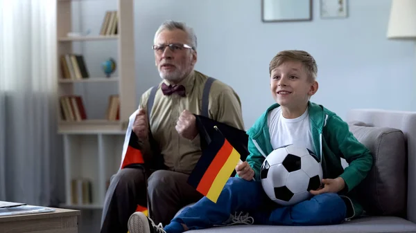 Opa Verpakt Duitse Vlag Voetbal Kijken Met Jongen Zorgen Maken — Stockfoto