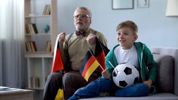 Garçon Grand Père Tenant Des Drapeaux Allemands Regardant Football Inquiétant — Photo