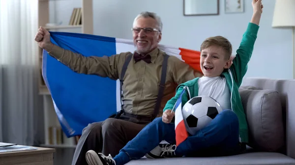 Старий Чоловік Тримає Французьким Прапором Разом Хлопчиком Радіє Перемозі Футбольної — стокове фото