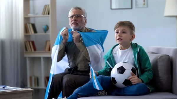 Grand Père Tenant Drapeau Argentin Regardant Football Avec Garçon Inquiétant — Photo