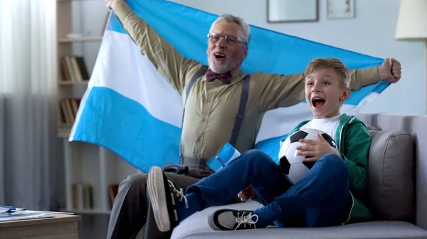 Eccitato Vecchio Bambino Che Festeggiano Vittoria Della Squadra Calcio Argentina — Foto Stock