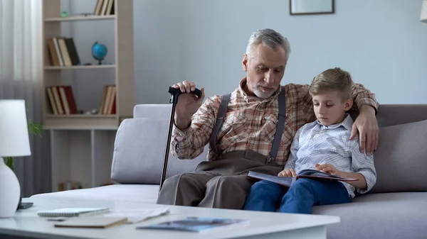 Vecchio Guardare Album Fotografico Con Nipote Ricordando Storie Giovani Felici — Foto Stock