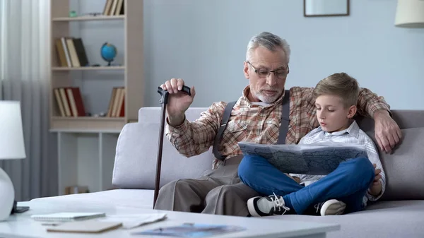 Alter Mann Sieht Mit Enkel Karte Bespricht Reise Lernt Gemeinsam — Stockfoto