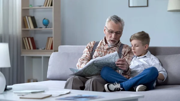 Nonno Veterano Visualizzazione Mappa Con Nipote Mostra Prima Linea Ricordando — Foto Stock