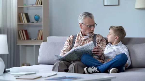 Vecchio Veterano Visualizzazione Mappa Con Nipote Prima Linea Ricordando Guerra — Foto Stock