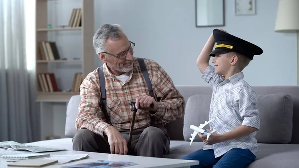 Ευτυχισμένο Αγόρι Παίζει Αεροπλάνο Παιχνίδι Παππού Του Πρώην Πιλότος Περήφανοι — Φωτογραφία Αρχείου