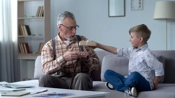 Cura Nipote Dando Regalo Nonno Attenzione Cura Propri Cari — Foto Stock