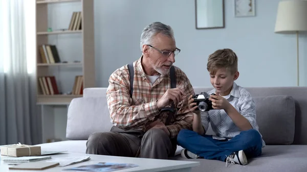 Nonno Spiega Nipote Come Utilizzare Fotocamera Retrò Giovani Sogni Fotografo — Foto Stock