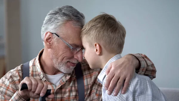 Opa Und Enkel Lehnen Stirn Aneinander Familienliebe Sentimentalität — Stockfoto