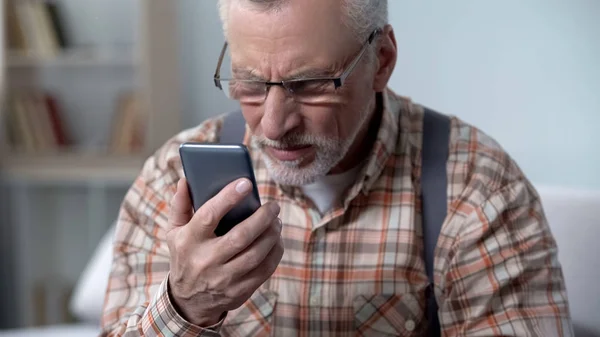 Viejo Mira Incrédulo Teléfono Celular Nueva Tecnología Complicada Para Ancianos — Foto de Stock