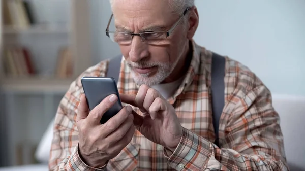 Starý Muž Opatrně Pomocí Smartphone Výukové Aplikace Nové Technologie Closeup — Stock fotografie