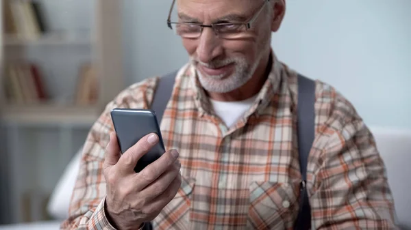 Feliz Hombre Viejo Sosteniendo Teléfono Aprendizaje Las Tecnologías Modernas Aplicación — Foto de Stock