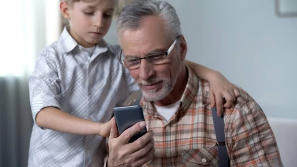 Junge Lehrt Opa Smartphone Benutzen Digitale Nation Gegen Ältere Generation — Stockfoto