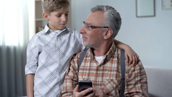 Boy Pomáhá Starému Pánovi Aby Lépe Pochopili Smartphone Digital Generation — Stock fotografie