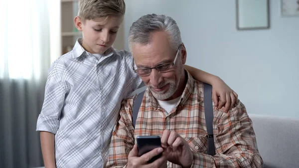 Хлопчик Допомагає Дідусеві Краще Зрозуміти Смартфон Розрив Цифрового Покоління — стокове фото