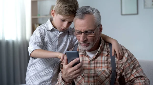 Внук Объясняет Дедушке Пользоваться Смартфоном Простое Приложение Пожилых Людей — стоковое фото