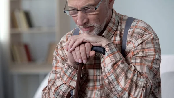 Aufgebrachter Alter Mann Lehnt Sich Gehstock Fühlt Sich Einsam Erinnert — Stockfoto