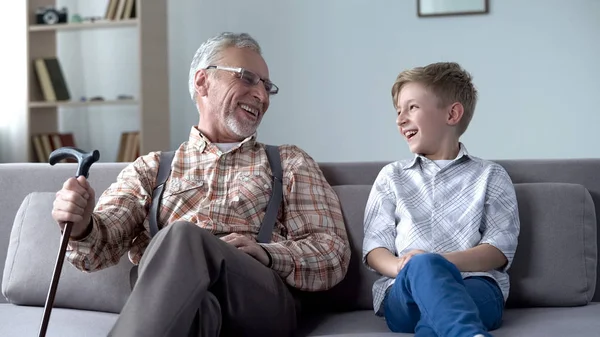 Opa Und Enkel Lachen Aufrichtig Scherzen Wertvolle Gemeinsame Lustige Momente — Stockfoto