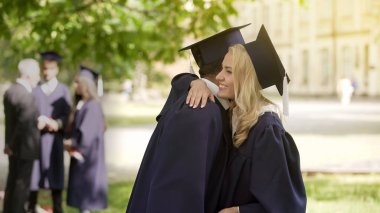 Konuşurken, sarılma ve birbirlerini tebrik sınıf mezuniyet kıyafeti