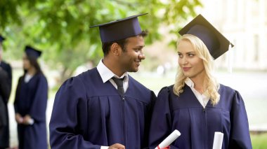 Yüksek lisans öğrencileri güvenle, konuşmayı arkadaşlarım izliyor