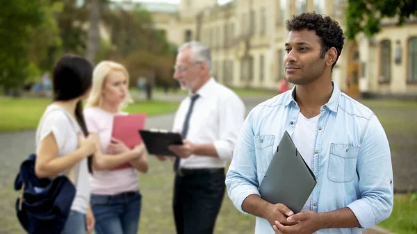 Männliche Studenten Mit Gemischter Rasse Mit Blick Auf Distanz Höhere — Stockfoto