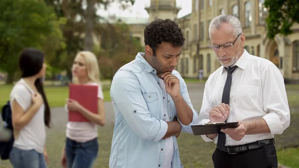 Professeur Mathématiques Expliquant Tâche Difficile Perplexe Étudiant Masculin Près Université — Photo