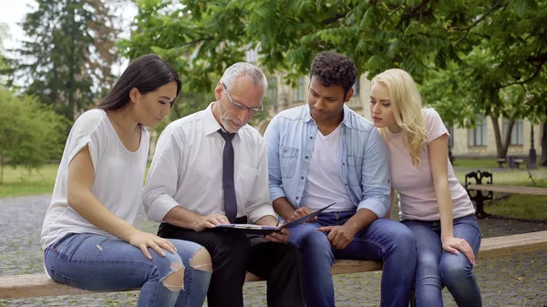 Étudiants Enseignants Assis Dans Parc Près Collège Discutant Projet Scientifique — Photo