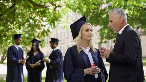 Decano Hablando Con Hermosa Mujer Graduada Cerca Academia Carrera Futuro —  Fotos de Stock