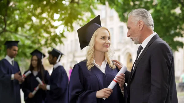 Feliz Estudante Pós Graduação Loira Regozijando Diploma Com Pai Cerimônia — Fotografia de Stock