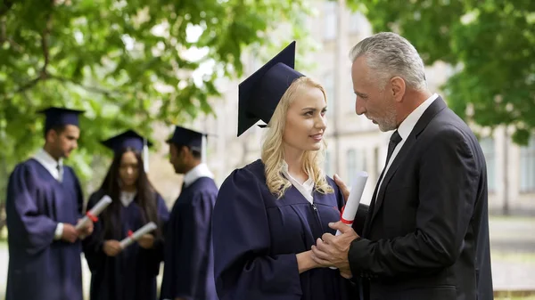 Papa Excité Félicitant Fille Diplômée Dans Parc Près Académie Bonheur — Photo