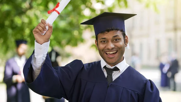 Vrolijke Mannelijke Afgestudeerde Tonen Certificaat Voor Camera Glimlachend Succes — Stockfoto