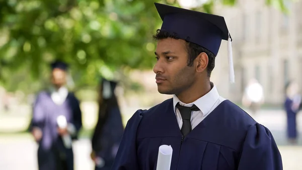 Estudante Graduado Olhando Para Distância Ninguém Felicitá Solidão — Fotografia de Stock