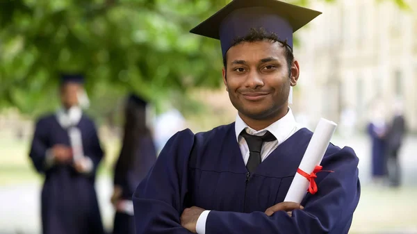 Grave Pós Graduação Cruzando Armas Com Diploma Mão Conclusão Estudos — Fotografia de Stock