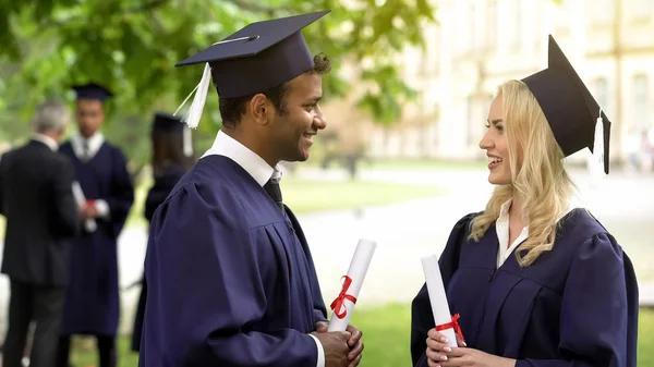 Par Forskarstuderande Med Examensbevis Pratar Och Ler Till Varandra — Stockfoto