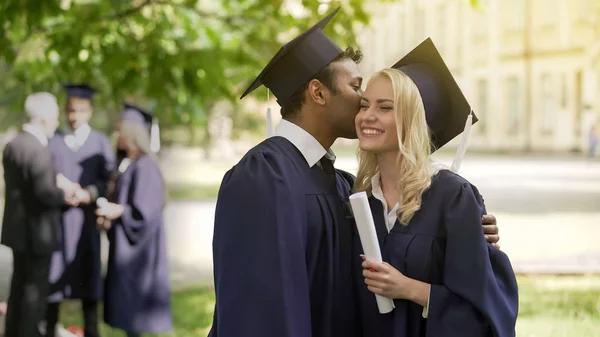 Graduados Regalia Acadêmica Sorrindo Cara Feliz Beijando Namorada Bochecha — Fotografia de Stock