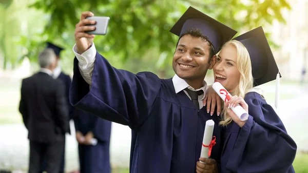 Ungdom Skoleavslutningsantrekk Som Tar Selfie Med Mobiltelefon Ser Den – stockfoto